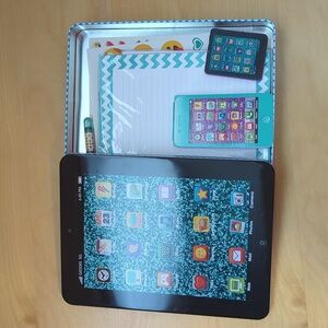 Emoji Accessories Set In Tin New